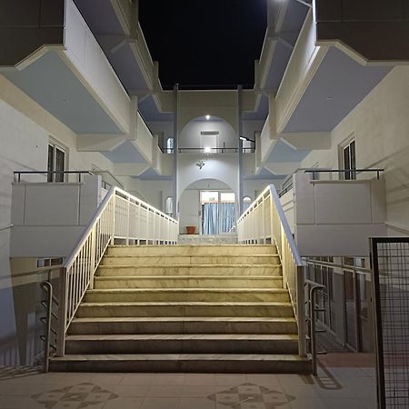 קרמסטי Pyrgos Hotel Apartments מראה חיצוני תמונה