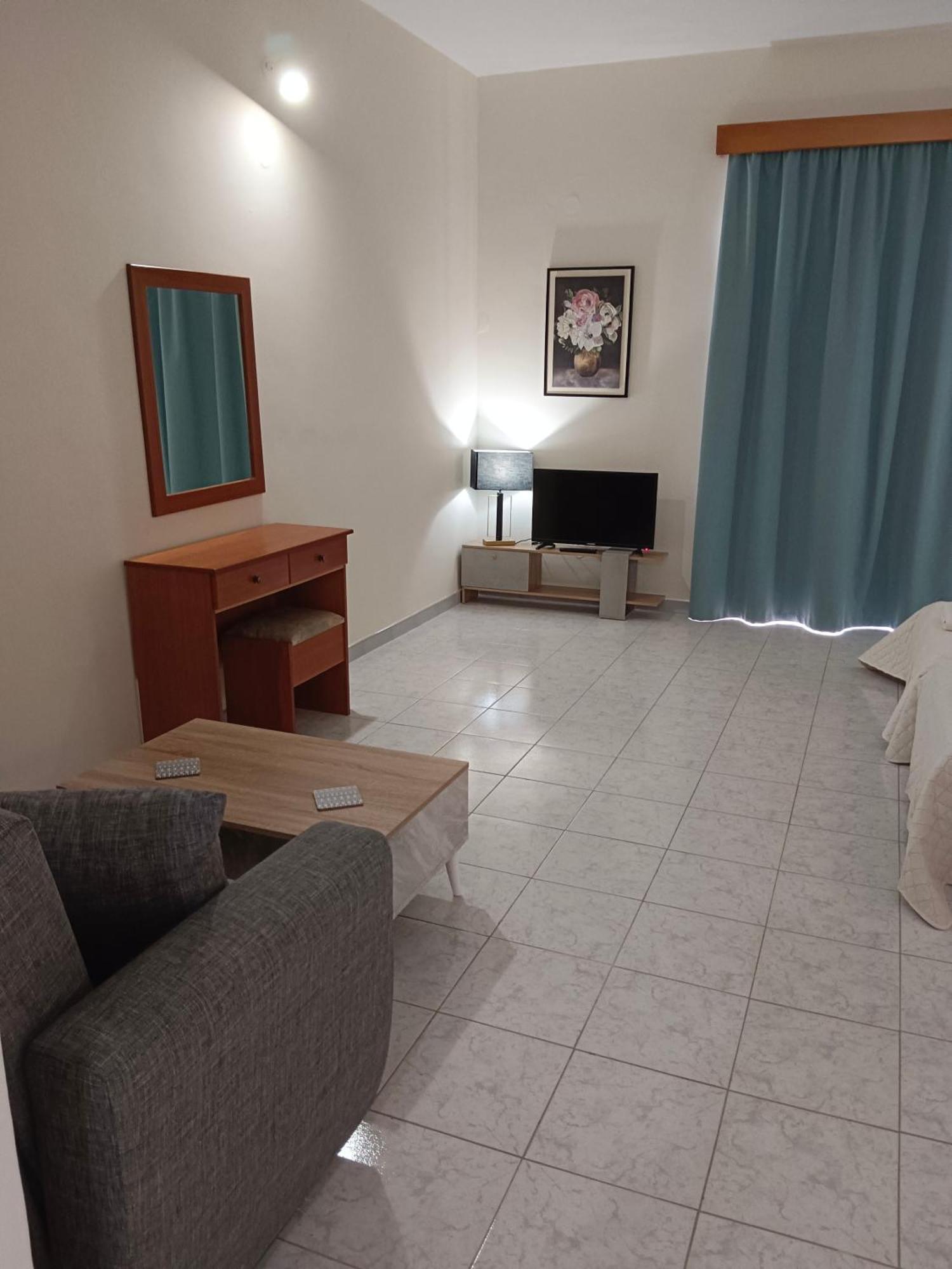 קרמסטי Pyrgos Hotel Apartments מראה חיצוני תמונה