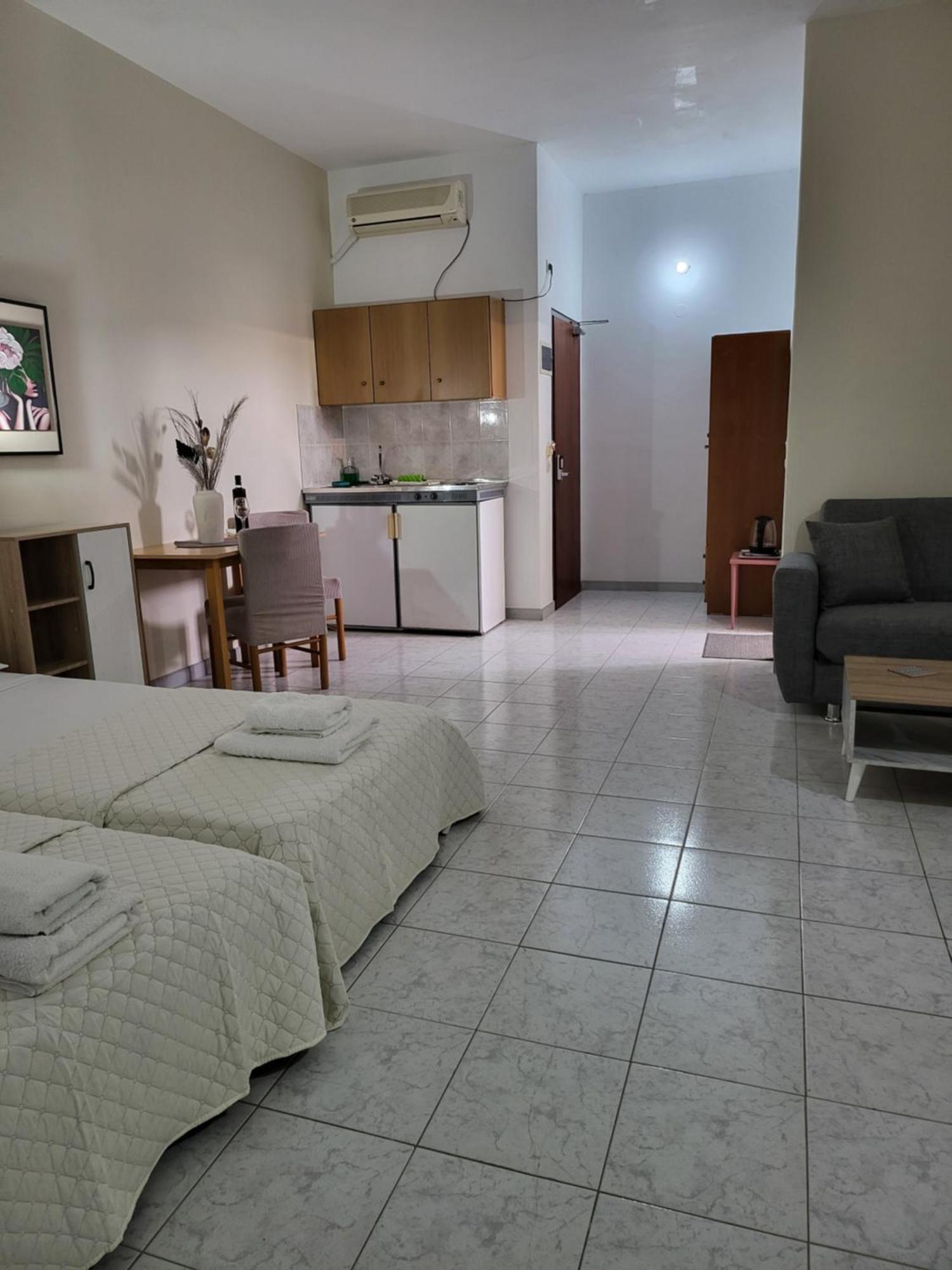 קרמסטי Pyrgos Hotel Apartments מראה חיצוני תמונה