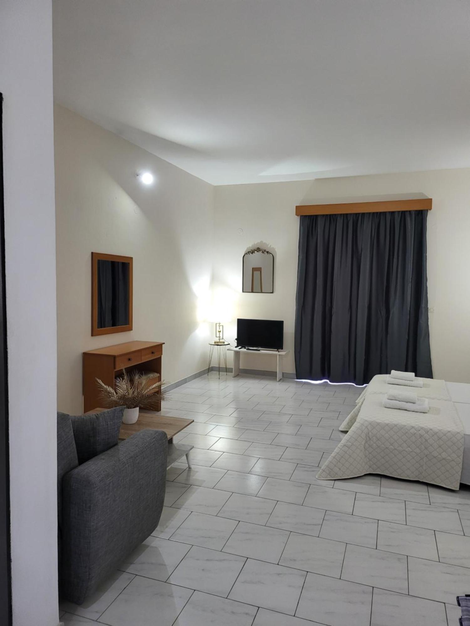 קרמסטי Pyrgos Hotel Apartments מראה חיצוני תמונה
