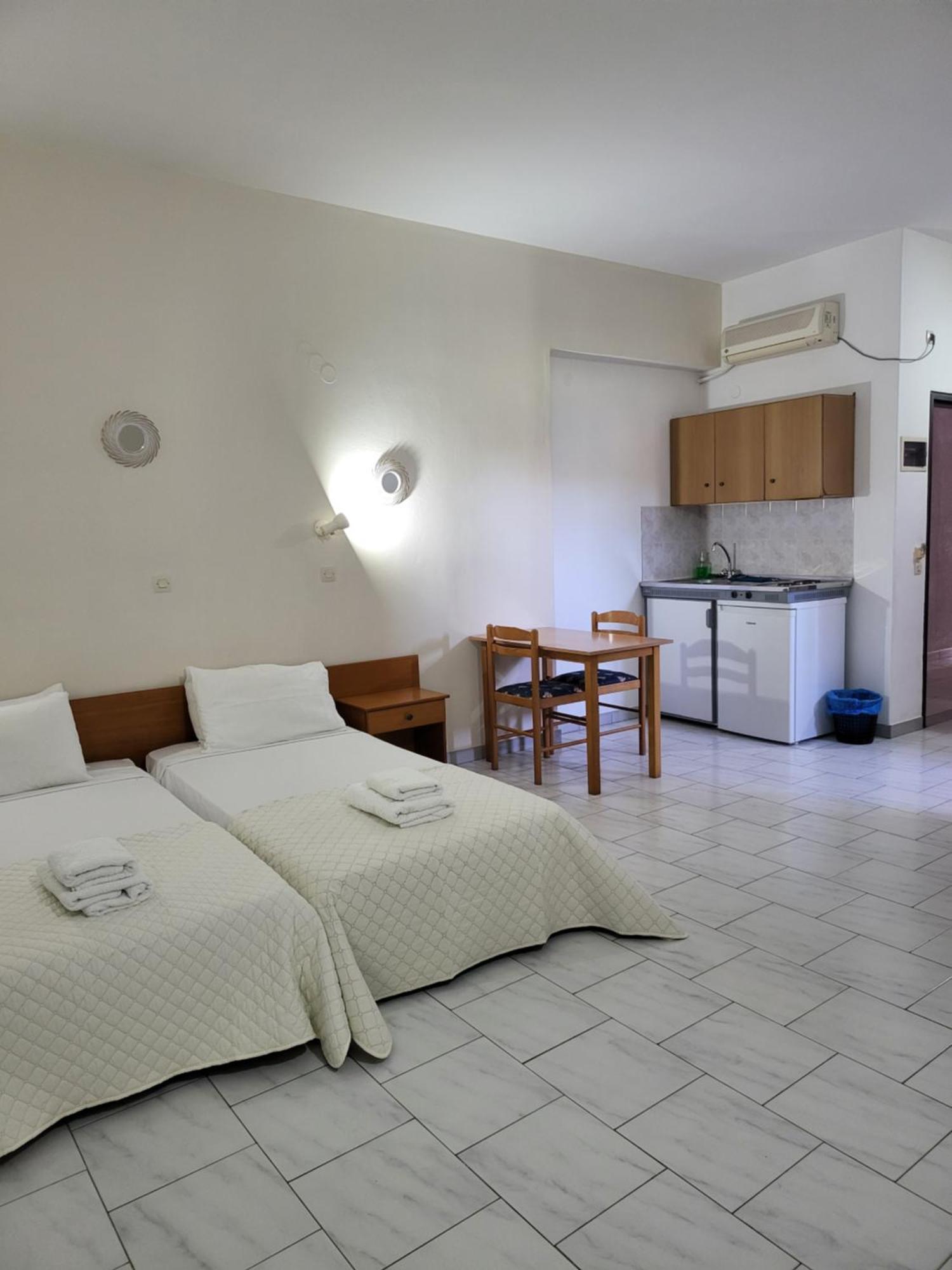 קרמסטי Pyrgos Hotel Apartments מראה חיצוני תמונה