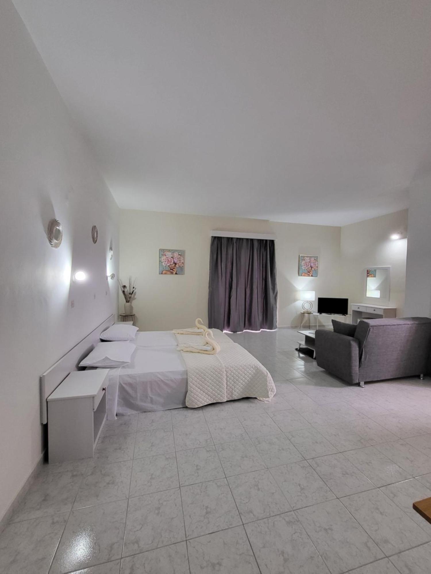 קרמסטי Pyrgos Hotel Apartments מראה חיצוני תמונה